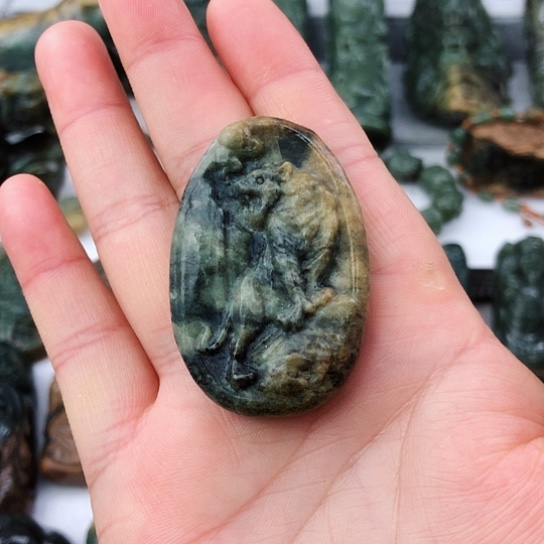 未镶嵌岫岩河磨玉（透闪石质玉）挂件