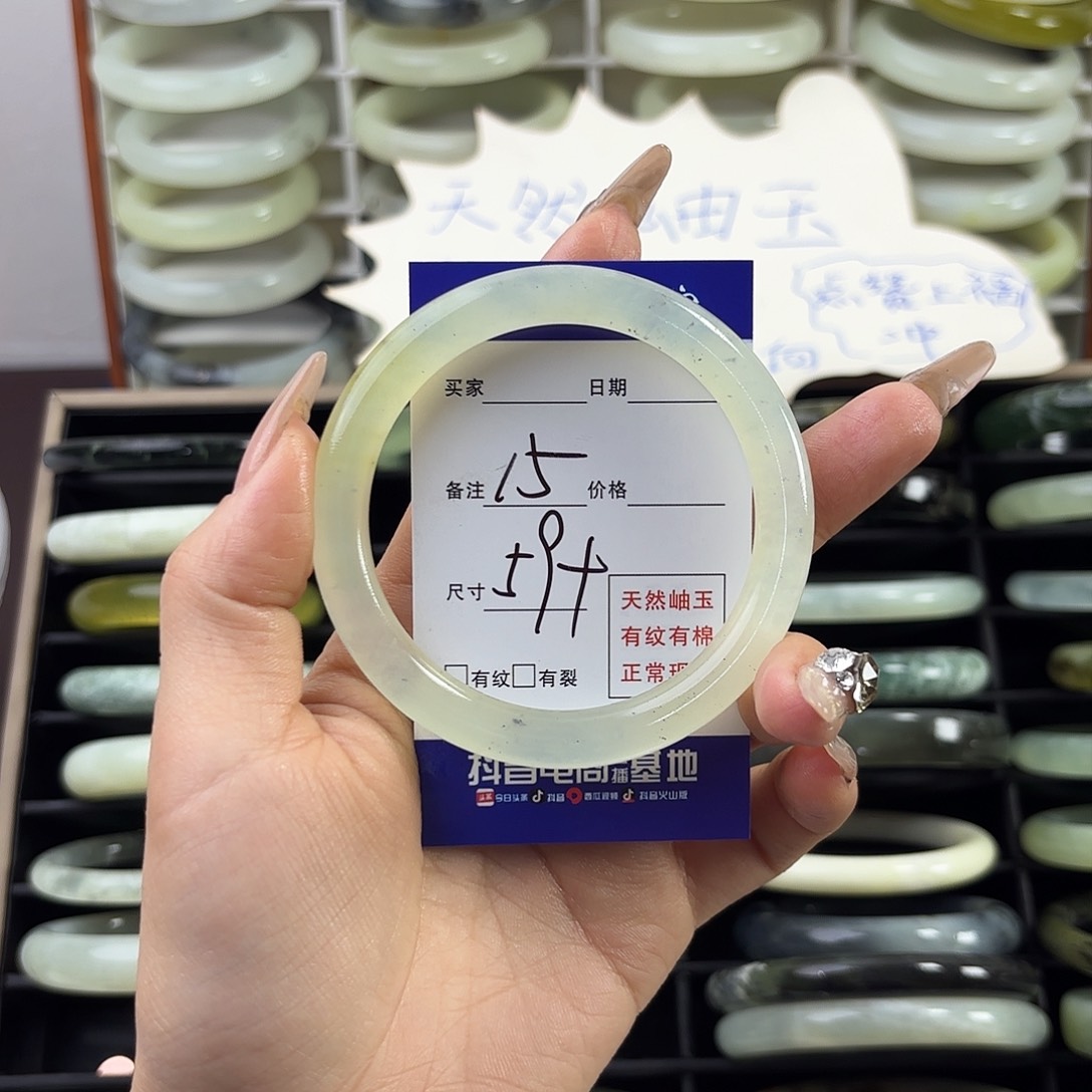 蛇纹石玉手镯未镶嵌少****手