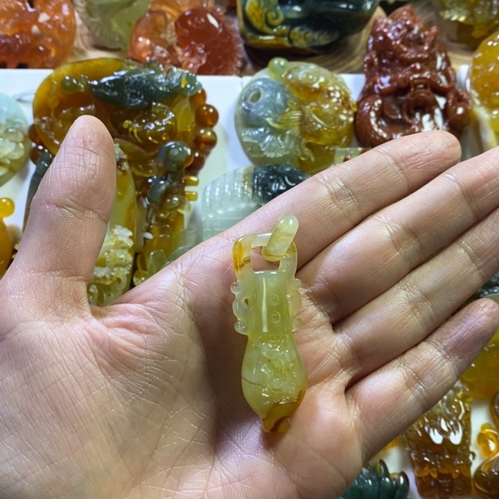 蛇纹石玉未镶嵌颈饰
