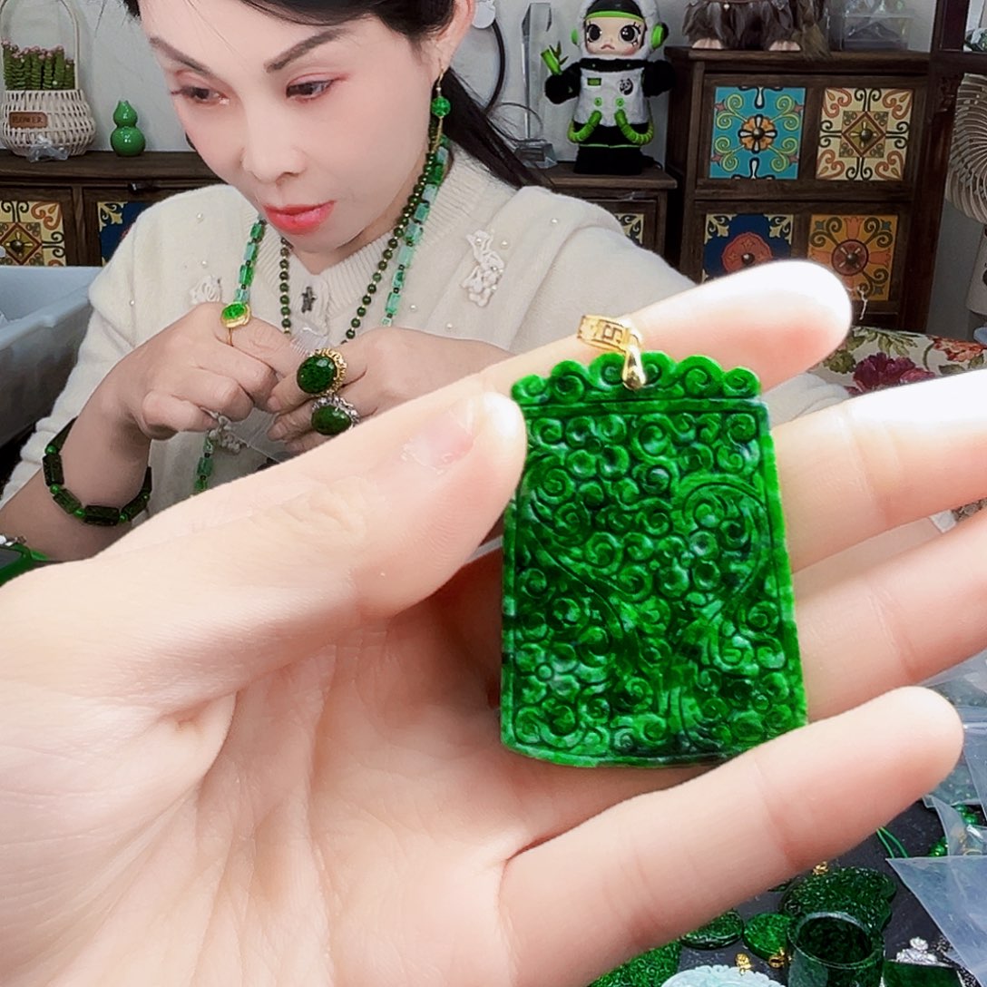 颈饰18K金镶嵌翡翠多样性