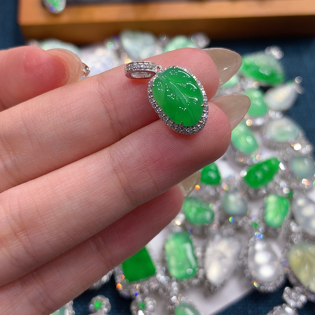 翡翠颈饰18K金镶嵌小提溜叶子