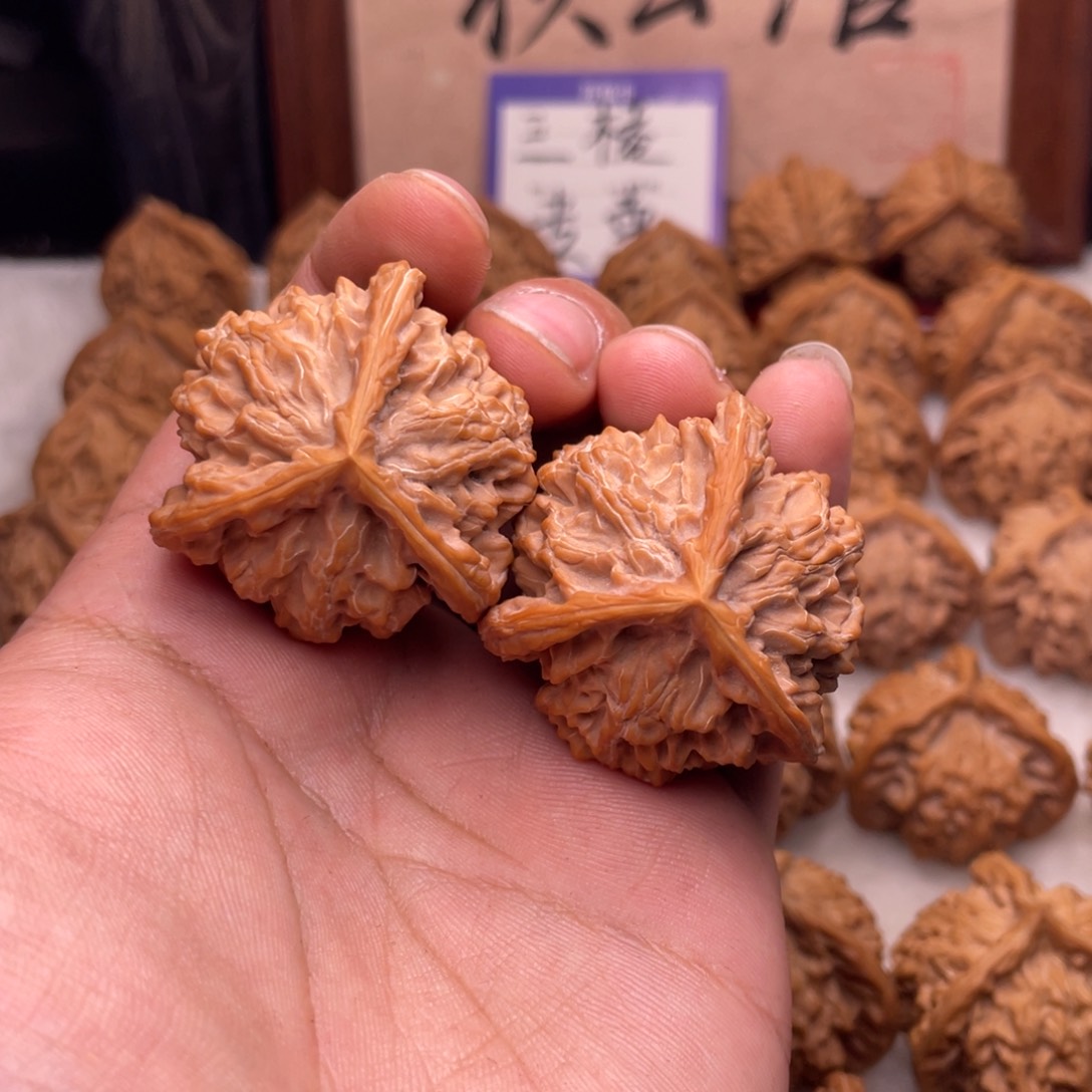 文玩核桃吊坠一**。盘山