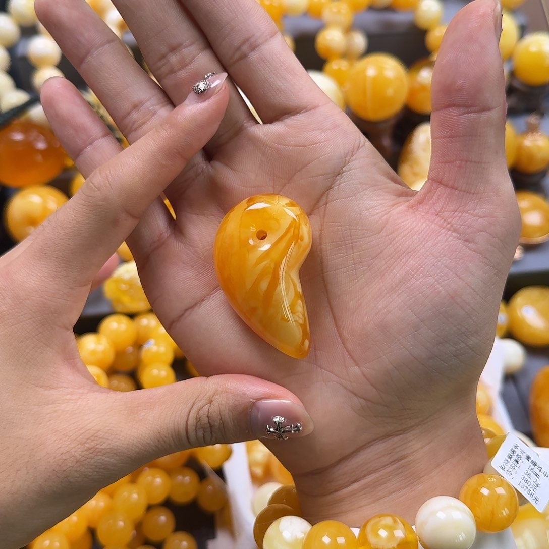 琥珀珠宝奇石未镶嵌虎牙