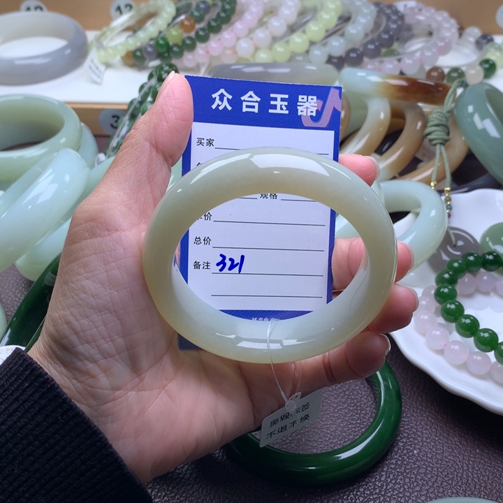 和田玉未镶嵌手镯