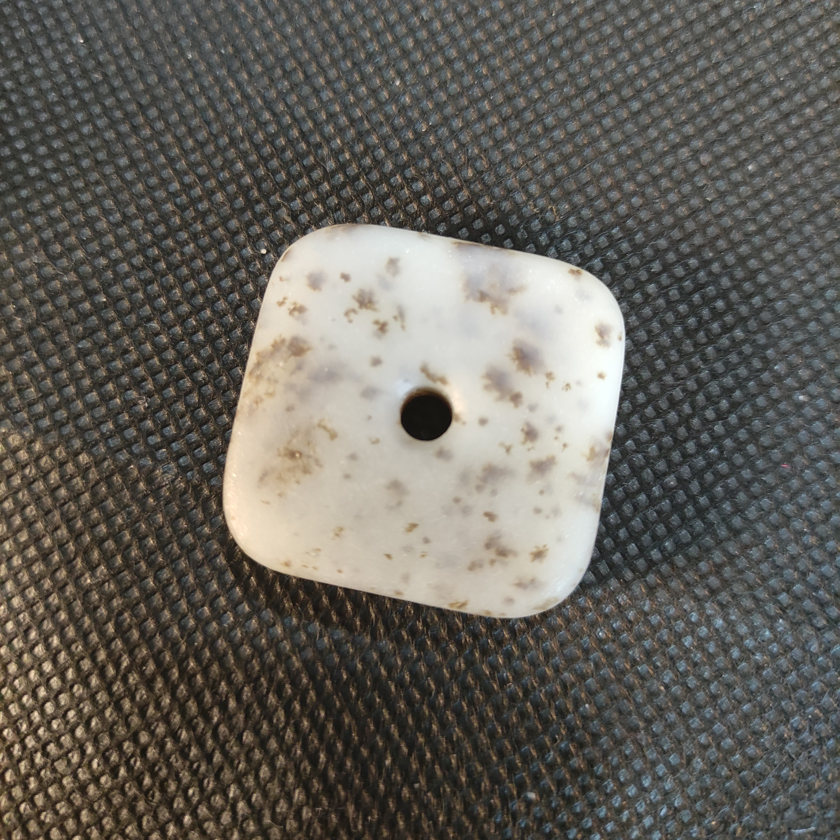 和田玉姜黄料方扣挂饰