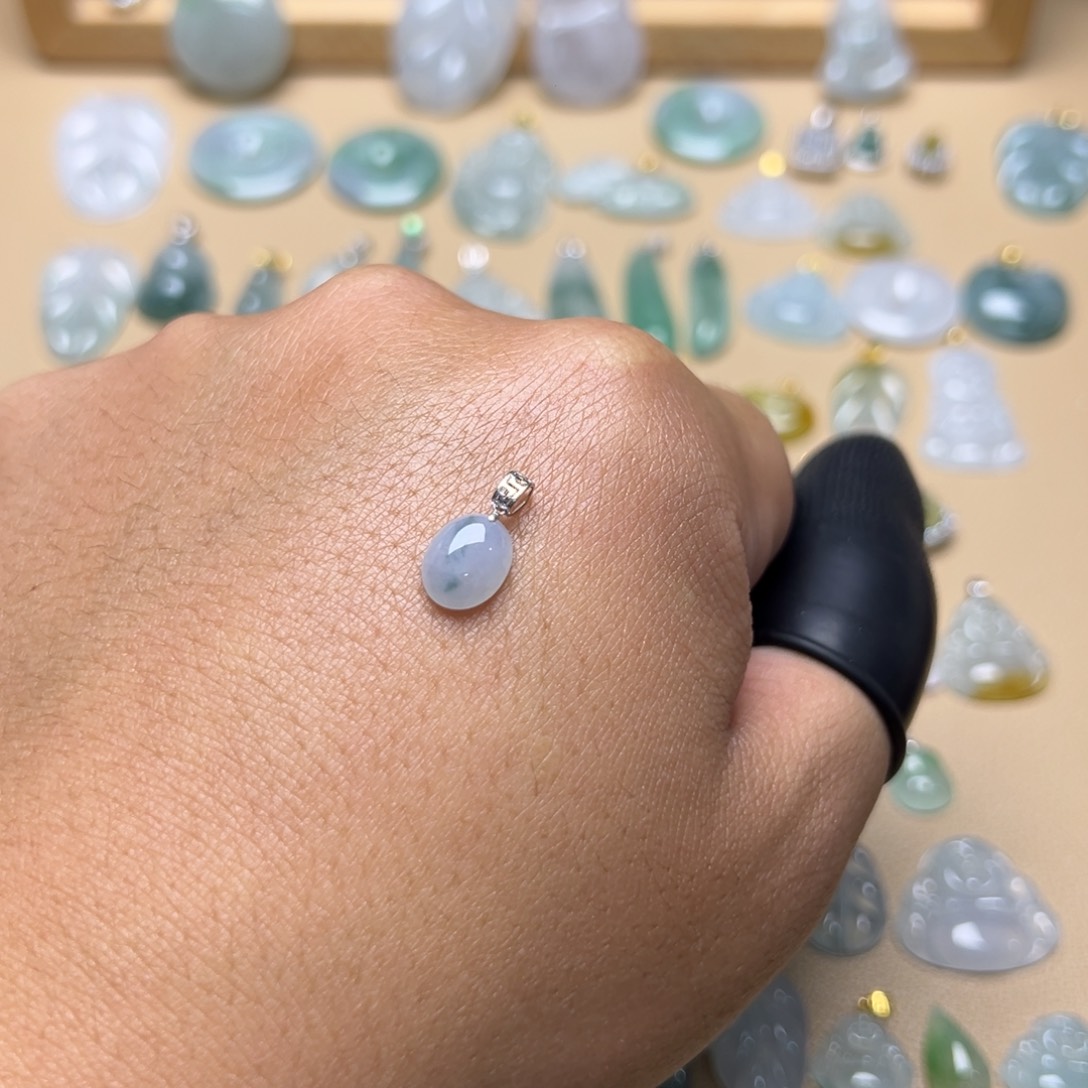 翡翠颈饰18K金镶嵌蛋面吊坠