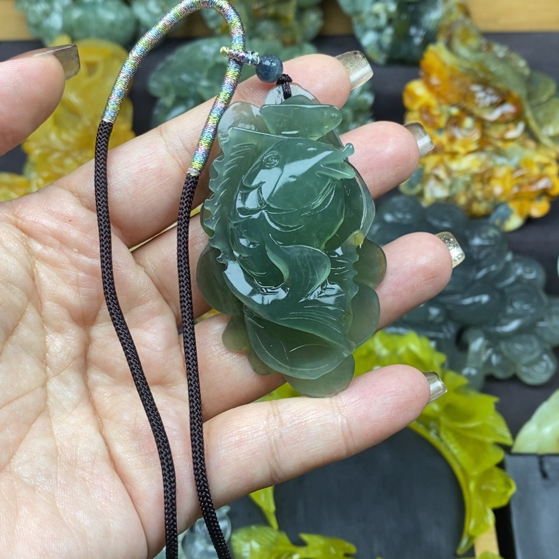 蛇纹石玉未镶嵌颈饰