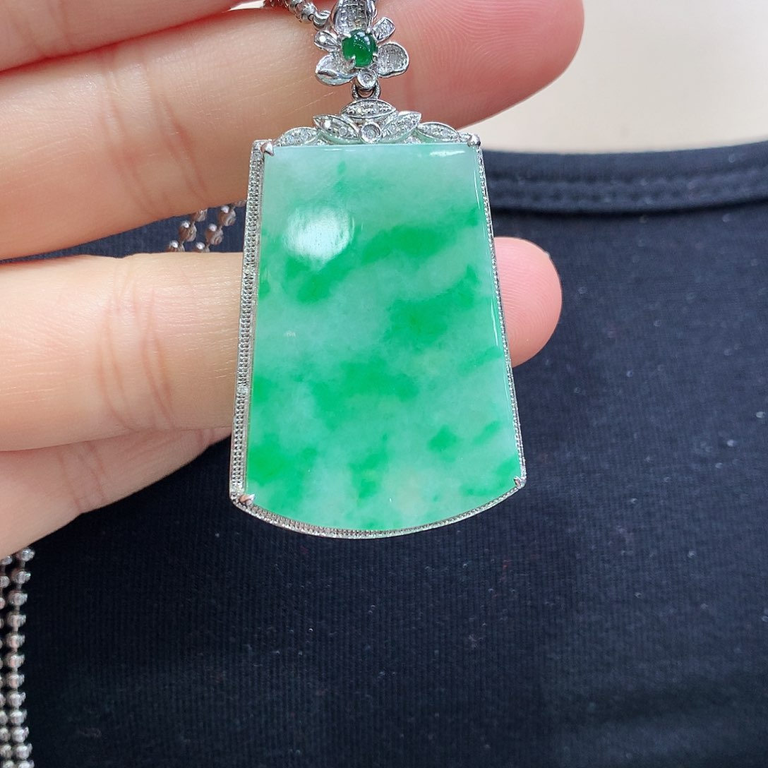 翡翠颈饰18K金镶嵌无事牌