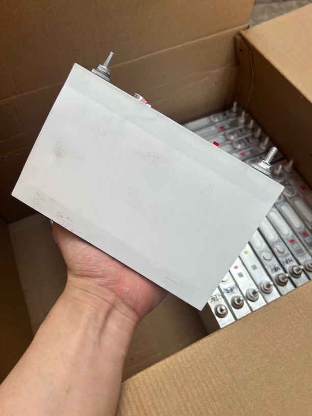 （带螺柱，带连接片，带螺帽）3.2V磷酸铁锂电池,40两三轮电动(1单1个