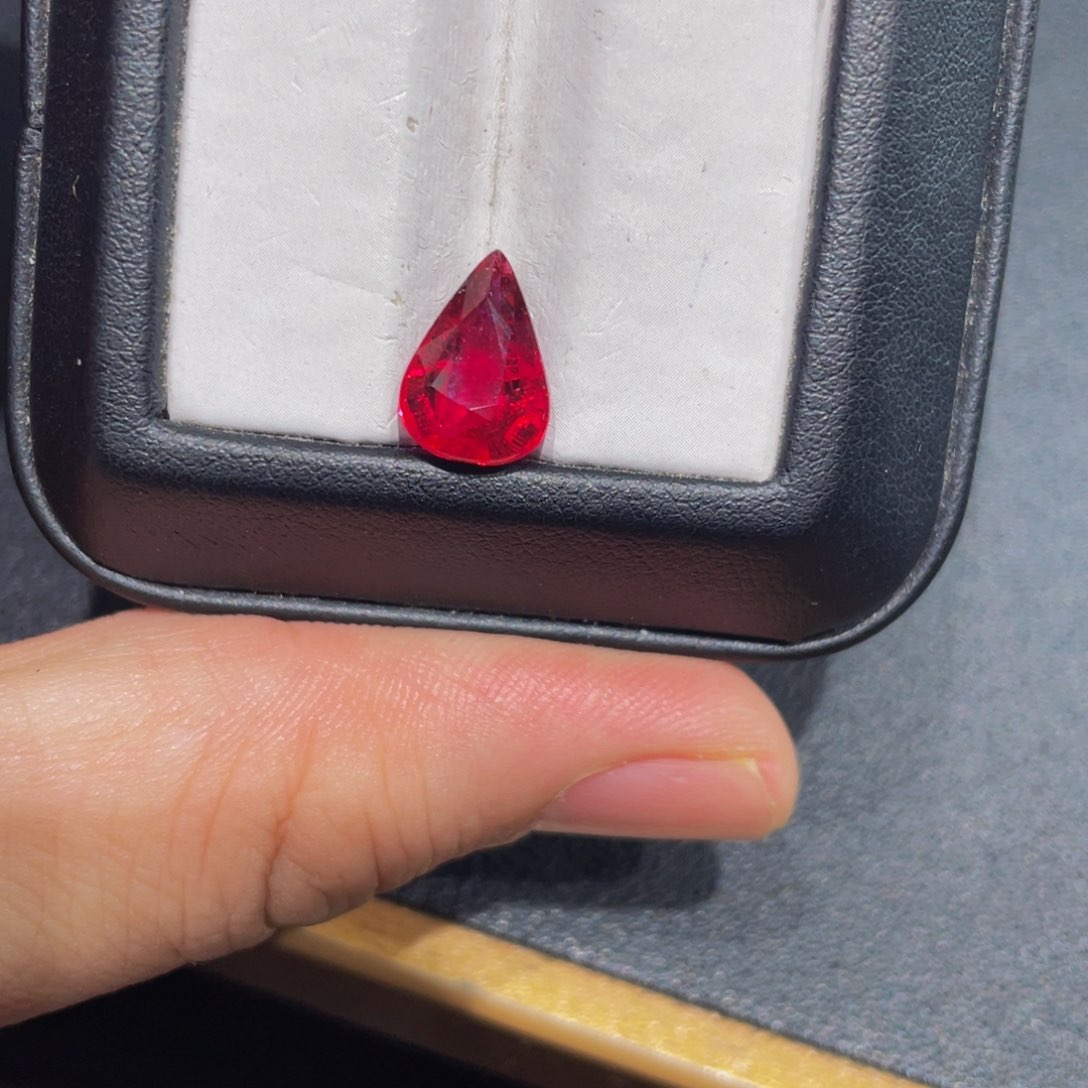 碧玺裸石未镶嵌鸽血红色水滴3.7克拉