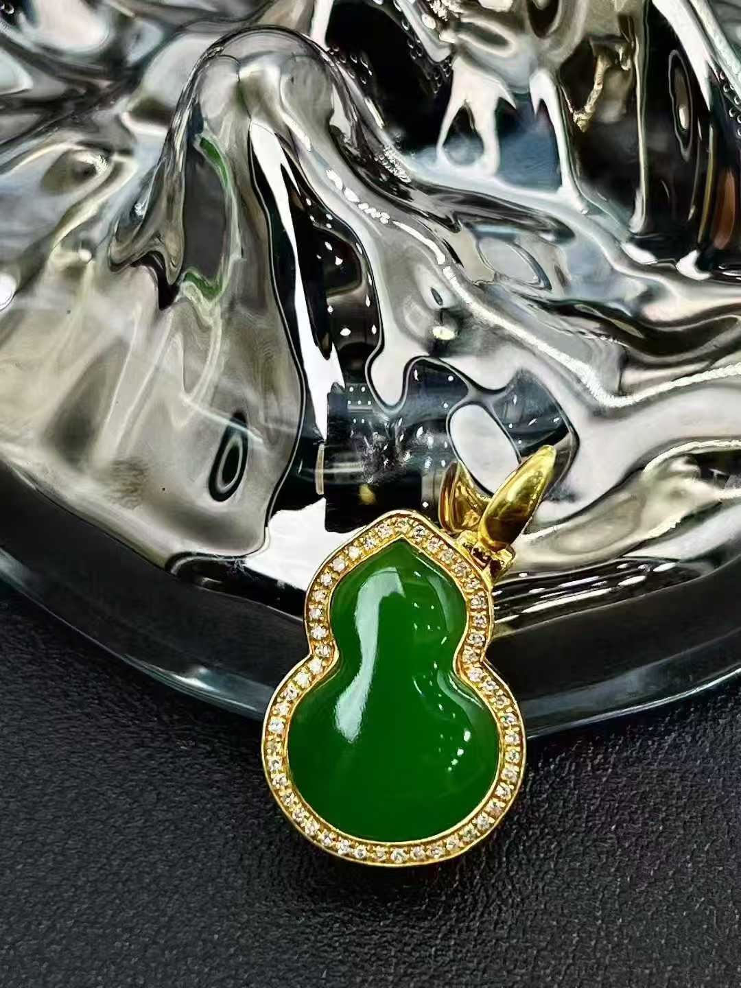 和田玉俄料碧玉18k苹果绿平面满钻葫芦吊坠