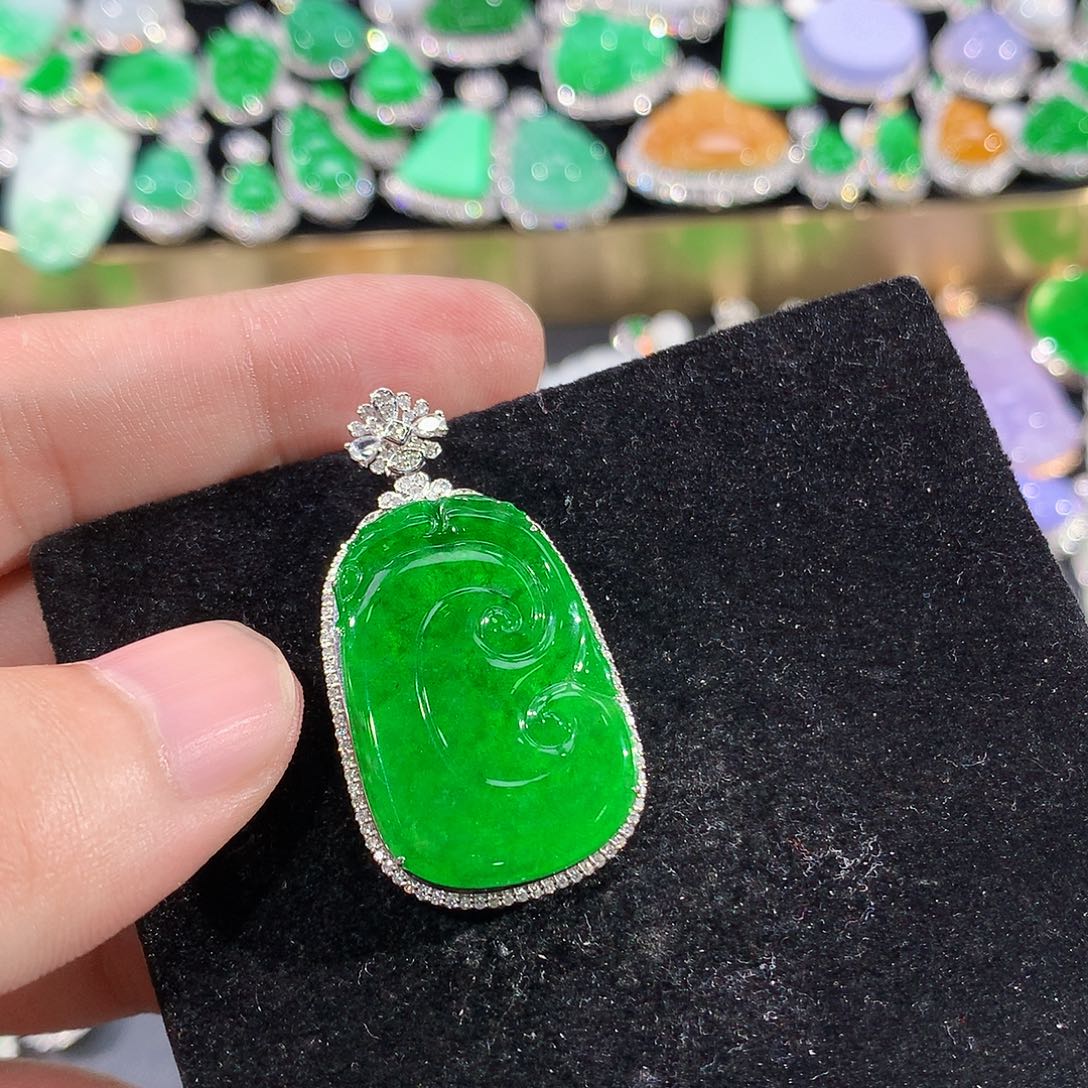 翡翠18K金镶嵌颈饰