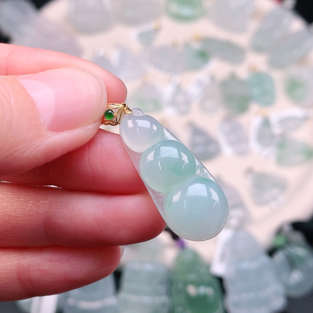 翡翠颈饰18K金镶嵌飘绿豆