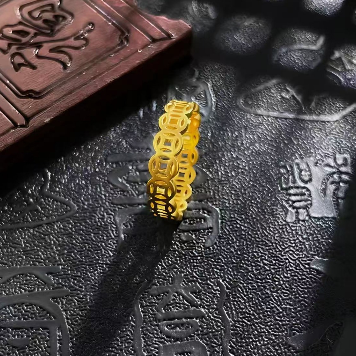 【粉丝专享】2025日进斗金女男士素圈金色戒指闭口小众情侣戒指.