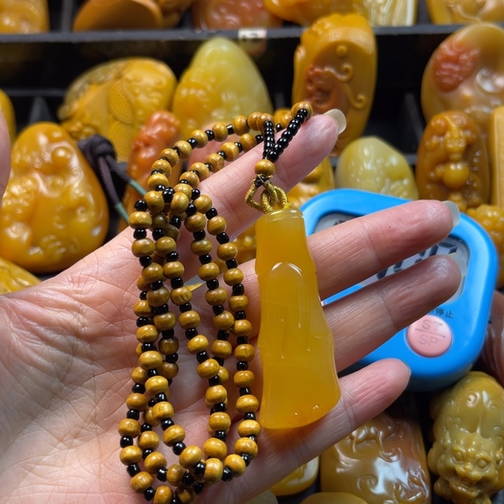 栋***石英质玉未镶嵌颈饰