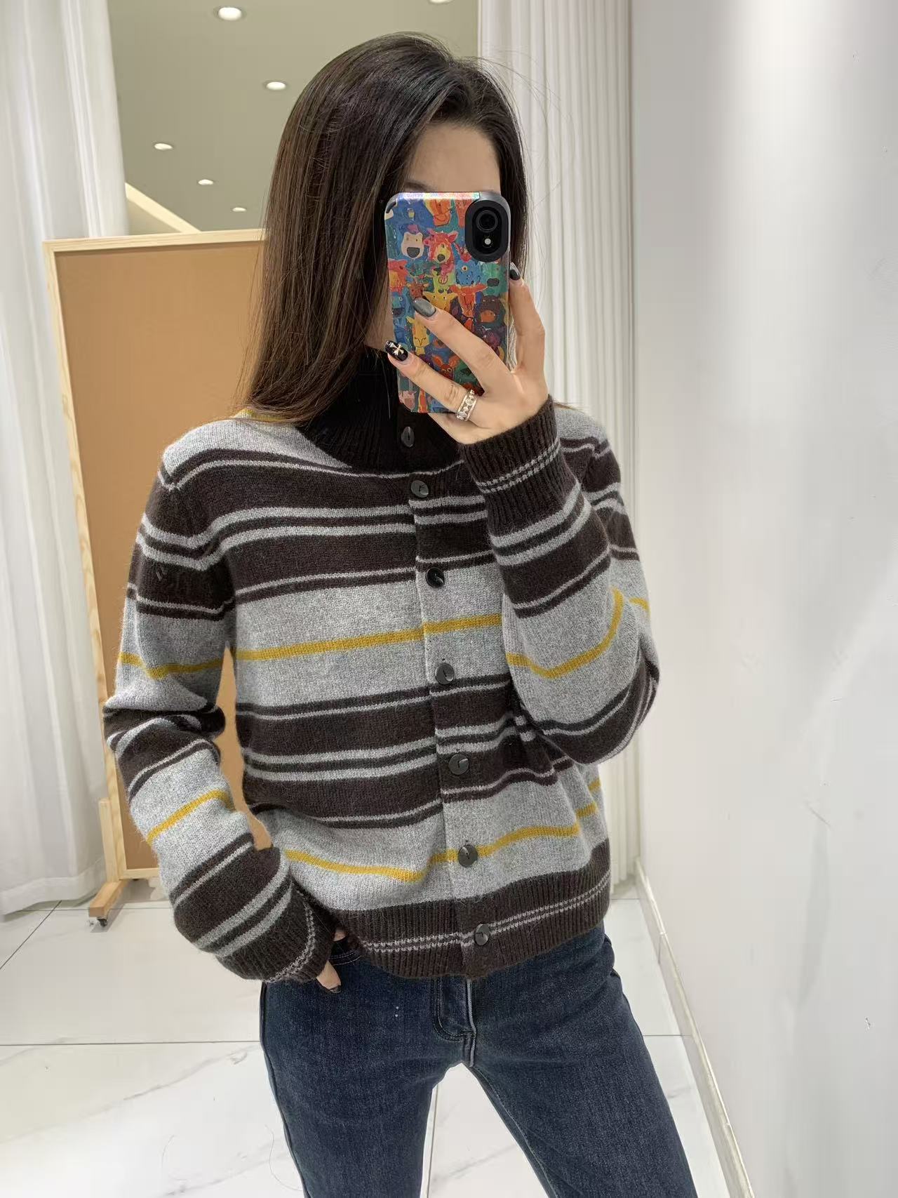 可米 新款时尚百搭休闲咖色条纹扣子羊毛衫 62007（衣长57）