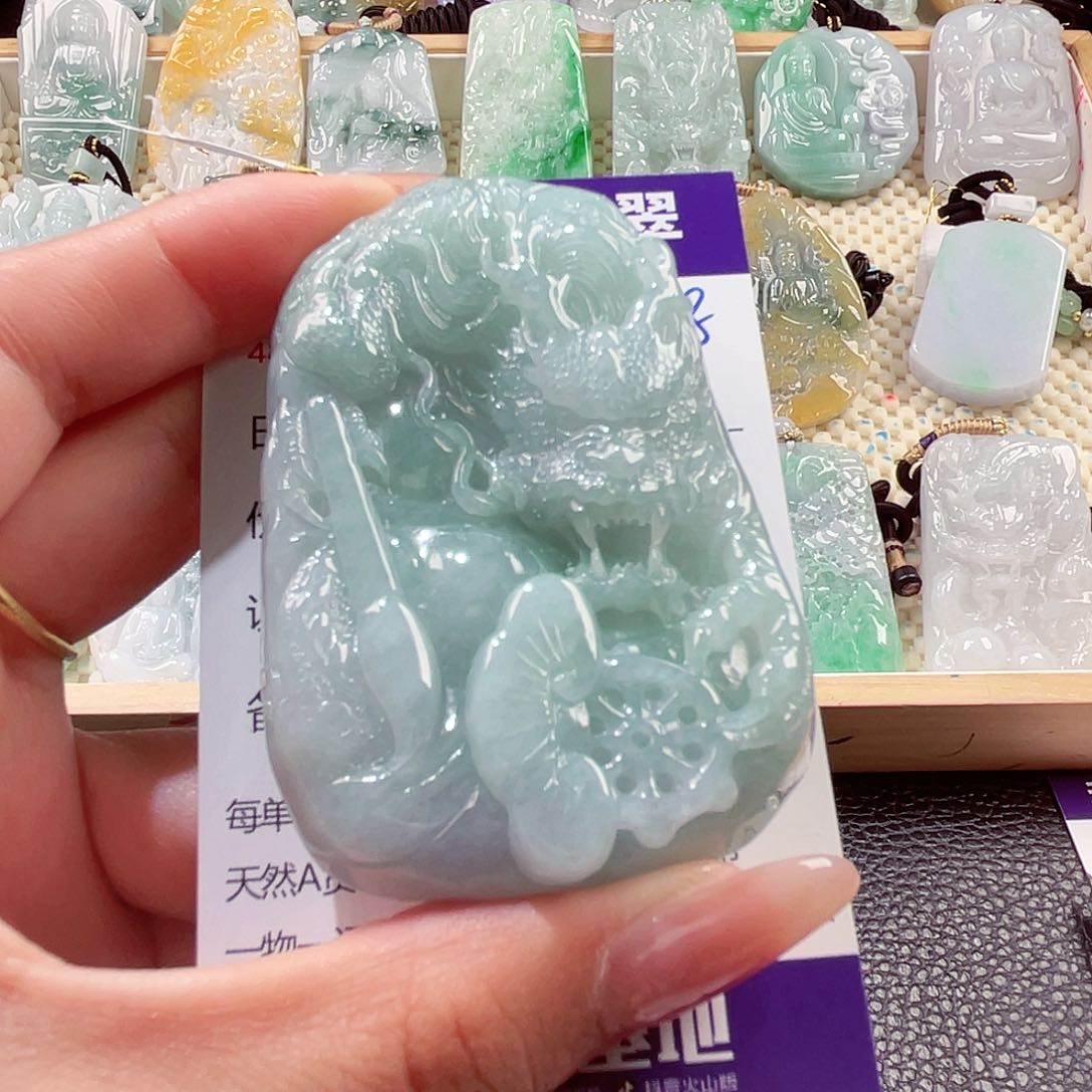 翡翠未镶嵌颈饰龙