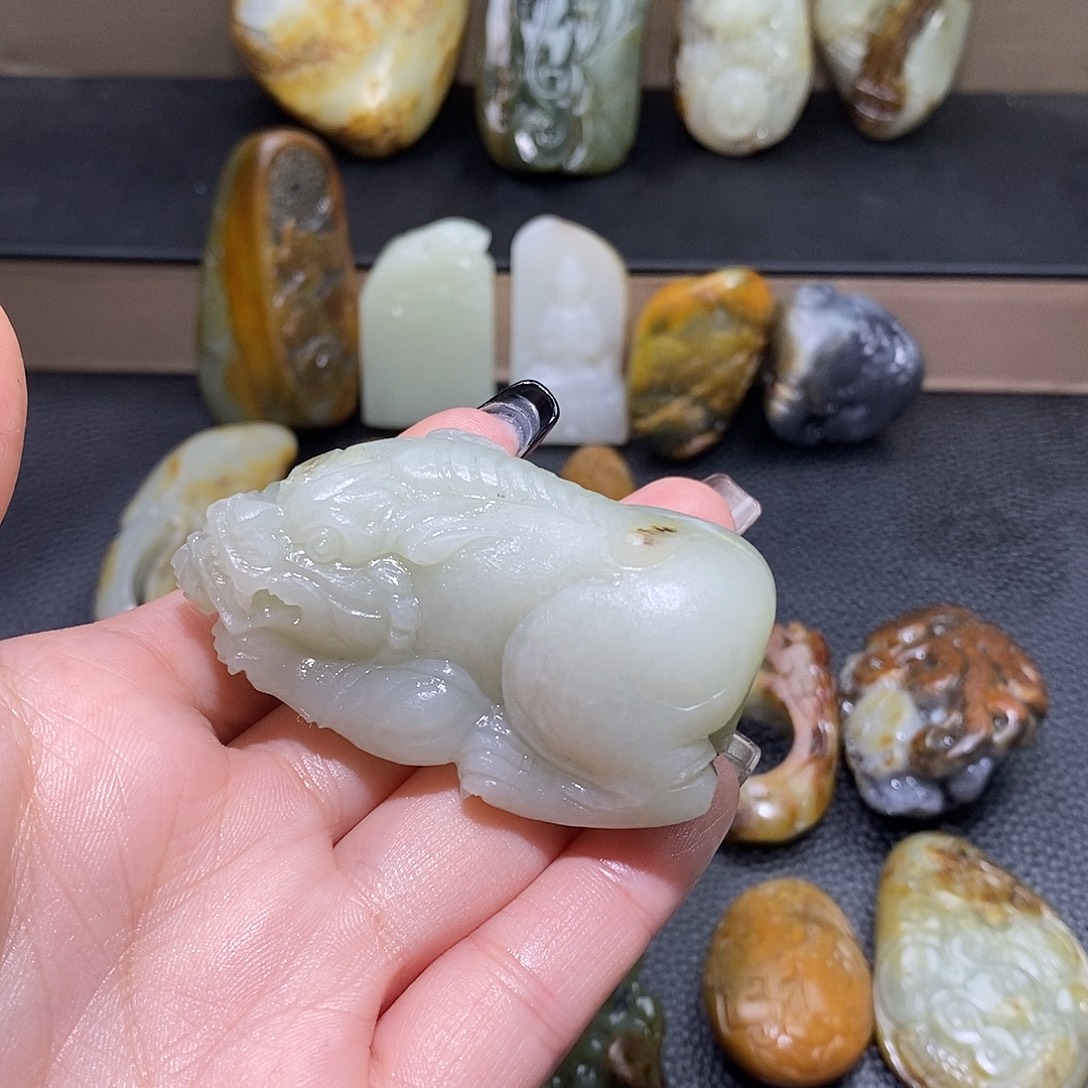 武***穆和田玉未镶嵌颈饰