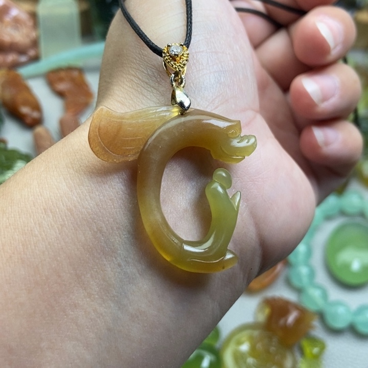 蛇纹石玉挂件未镶嵌