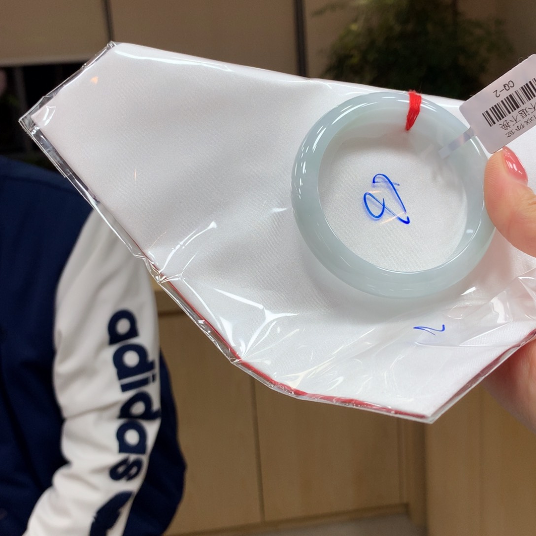 翡翠手镯未镶嵌不退不换