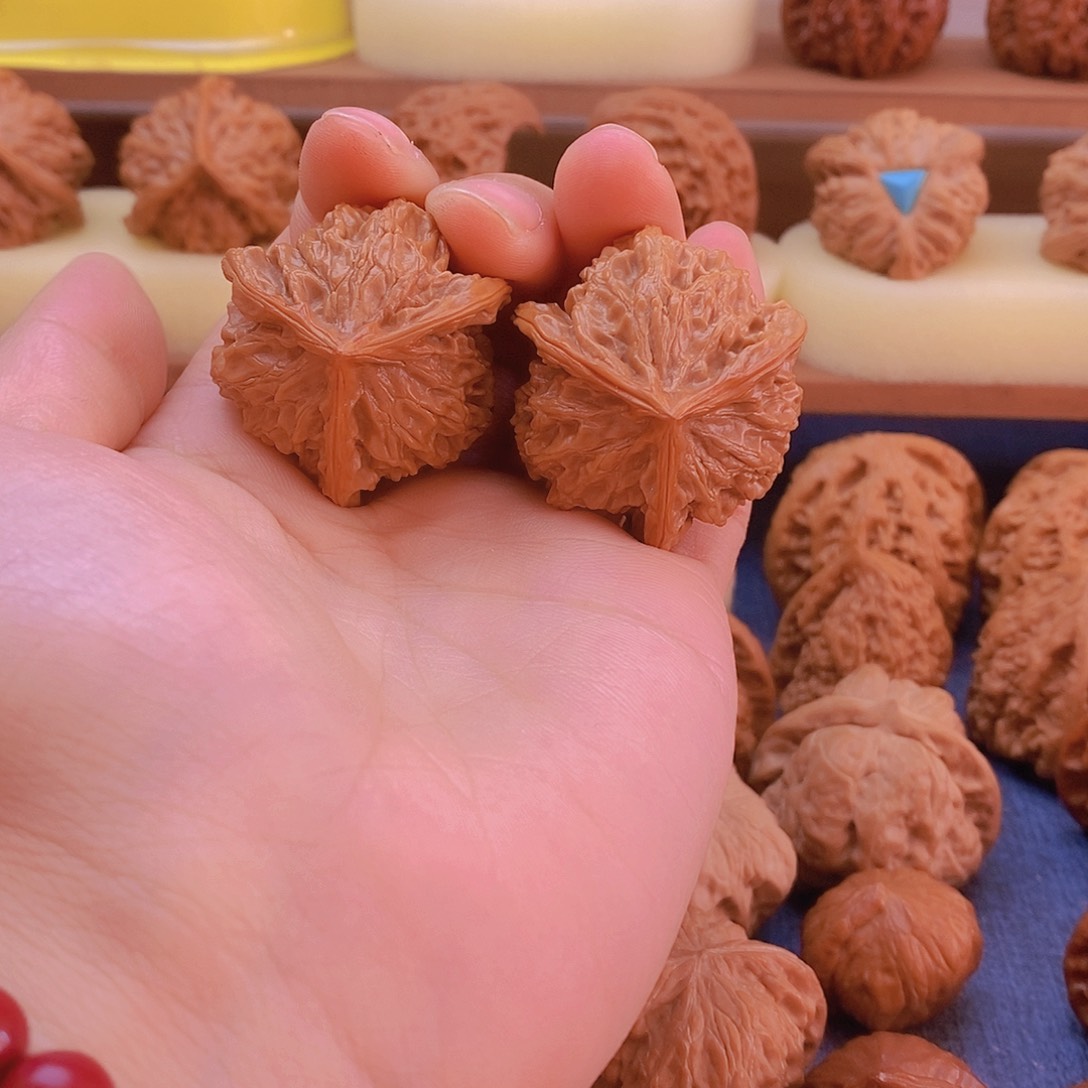 35正奔盘山三棱文玩核桃