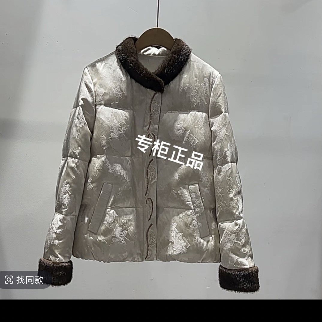 冬款重工订珠中式鹅绒服，时尚显瘦