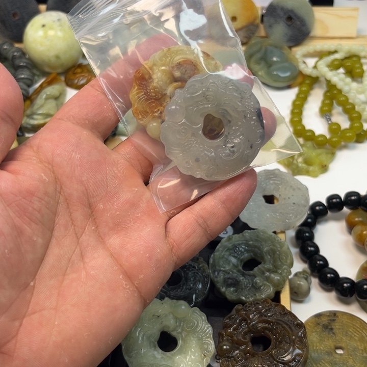 蛇纹石玉未镶嵌存天然岫玉蛇纹吊坠