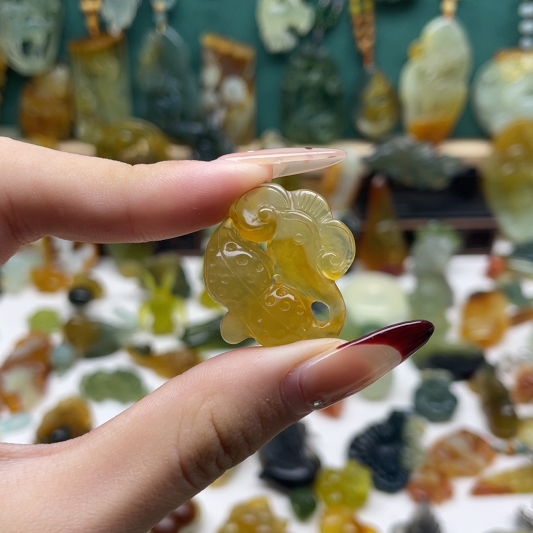 蛇纹石玉颈饰未镶嵌