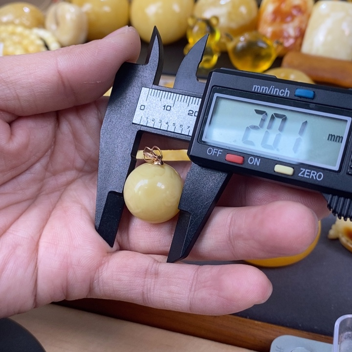 琥珀裸石未镶嵌圆珠