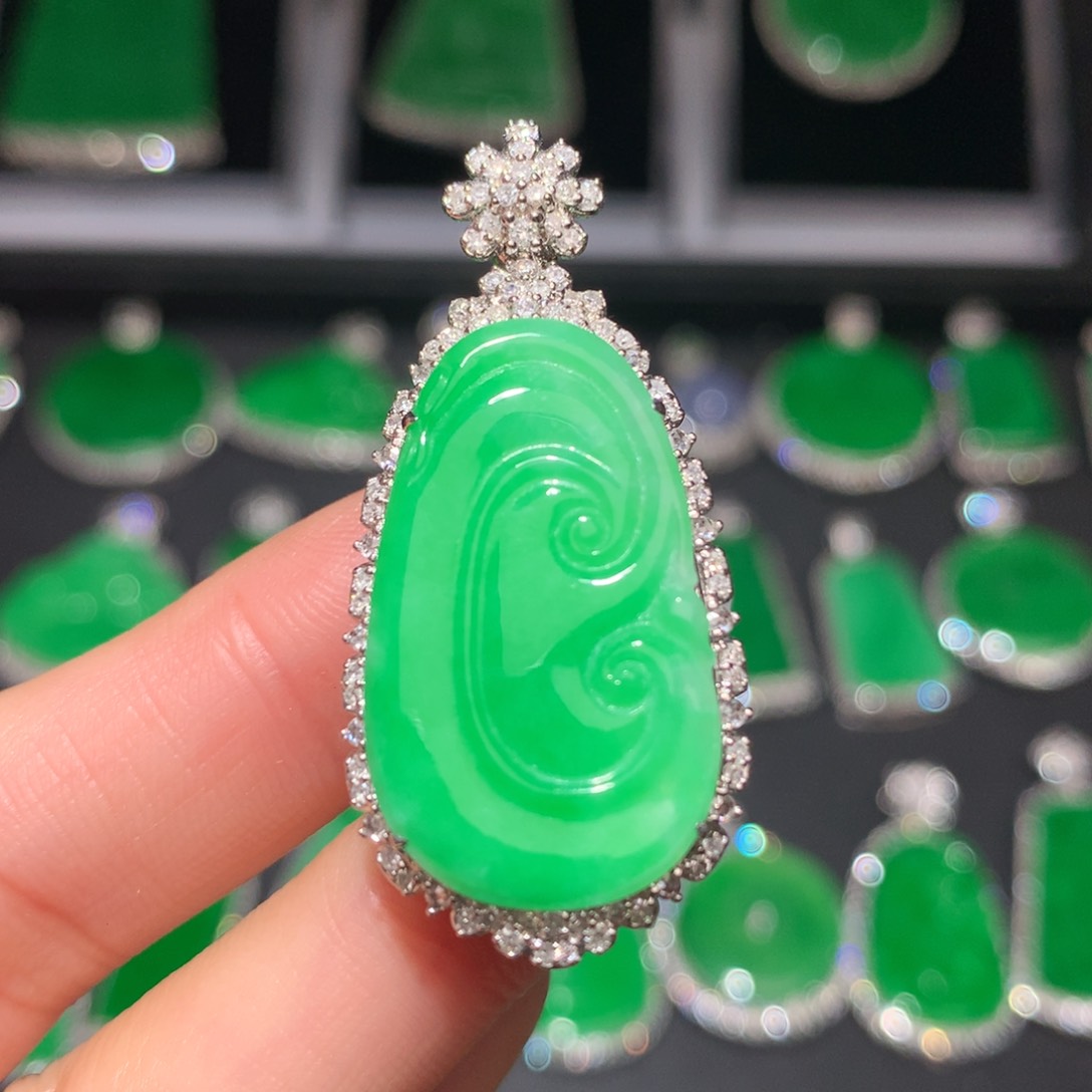 翡翠颈饰18K金镶嵌翡翠