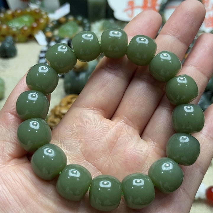 以***待透闪石质玉未镶嵌手链