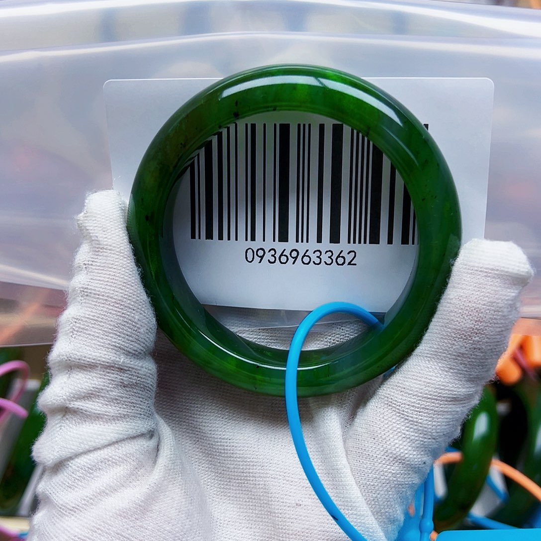 °***°和田玉未镶嵌手镯包容