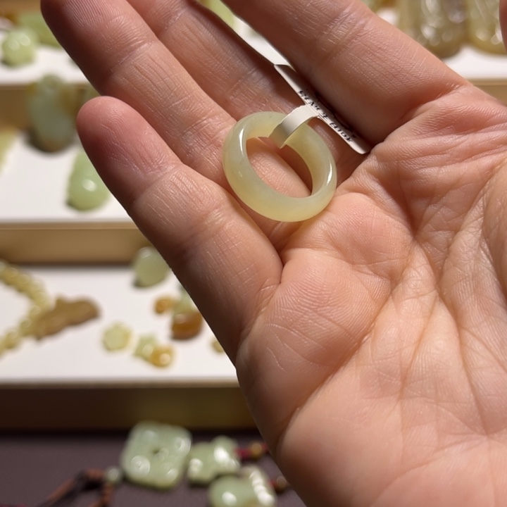 阿***食和田玉未镶嵌颈饰