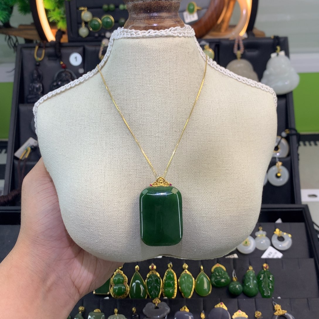 和田玉18K金镶嵌吊坠(赠链)