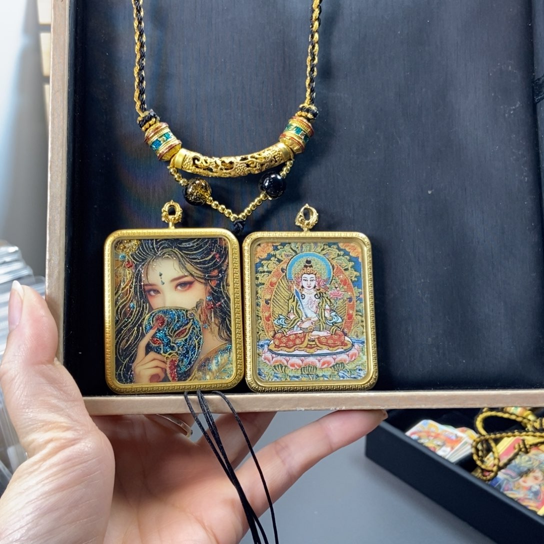 吊坠美丽的唐卡在这里结缘