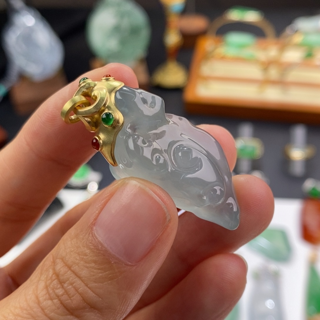 翡翠颈饰18K金镶嵌随形吊坠