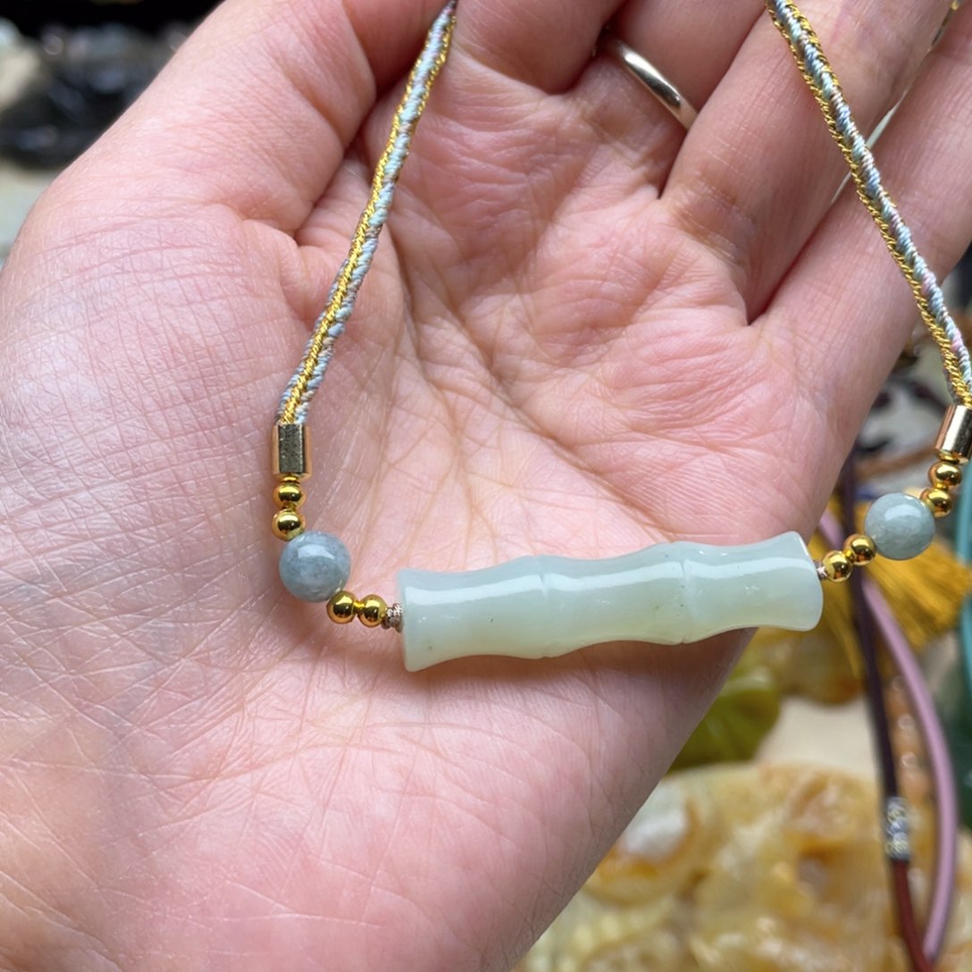 蛇纹石玉颈饰未镶嵌