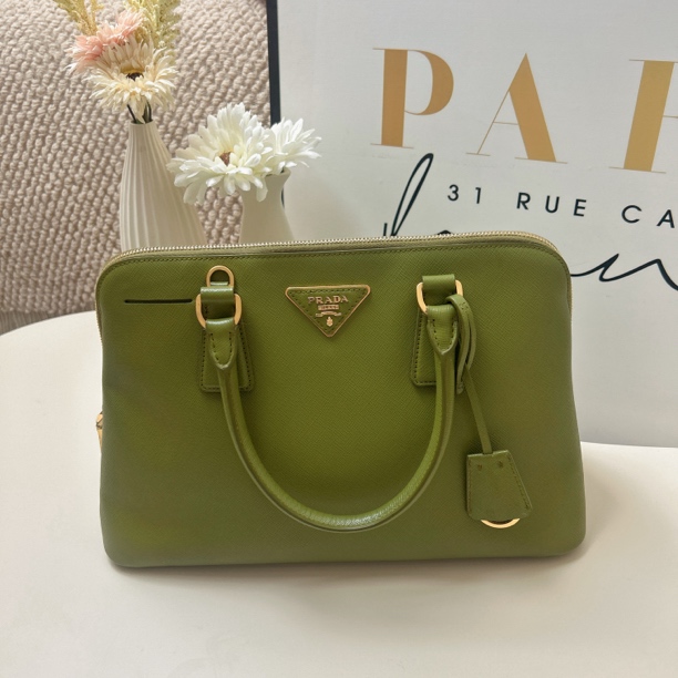 95新 Prada/普拉达 95新Prada绿色漆皮手提款贝壳包LY066