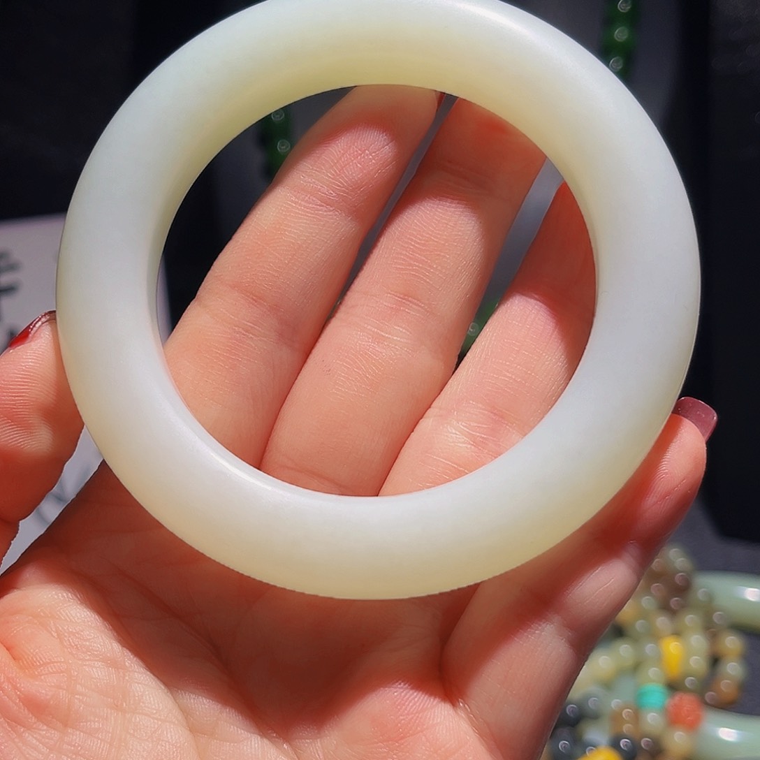 未镶嵌手镯和田玉月**兮俄