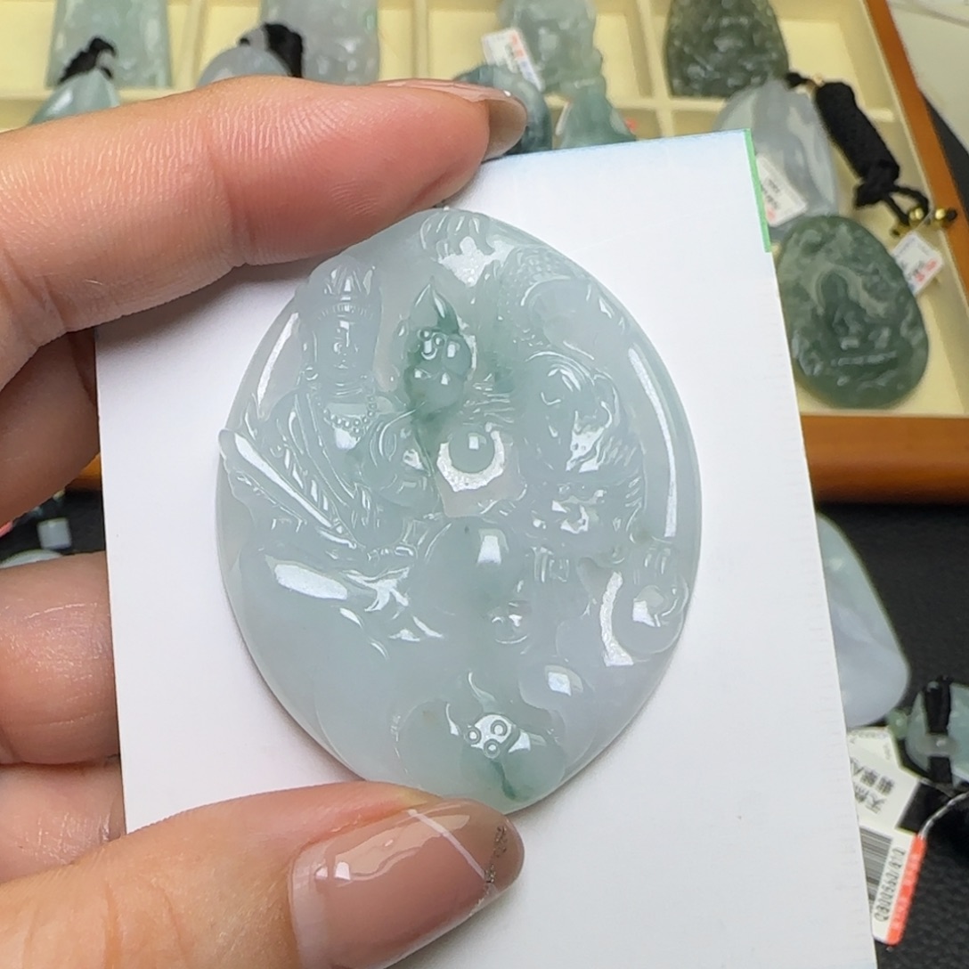 翡翠未镶嵌颈饰  