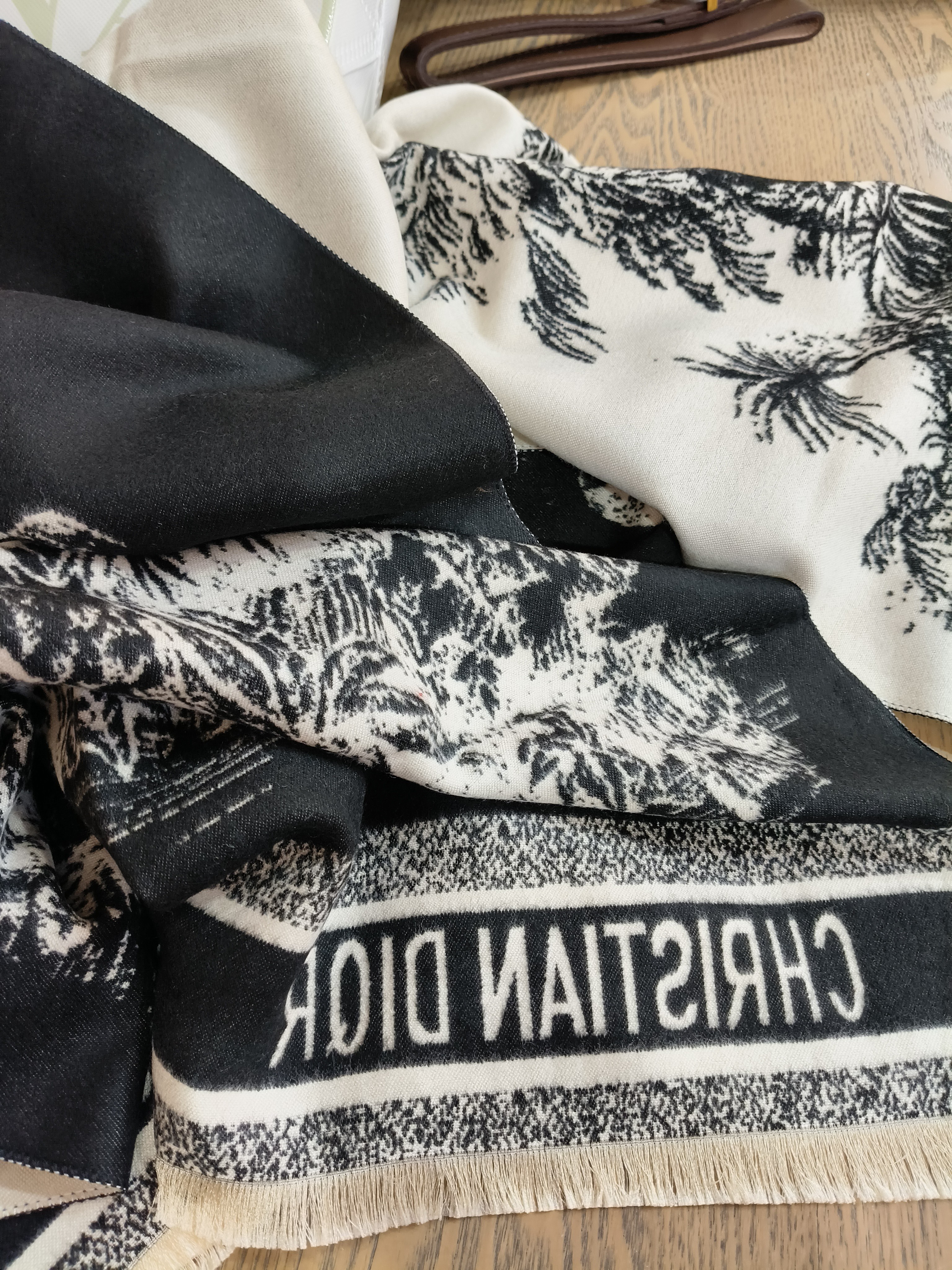 莱赛尔羊绒披肩多色