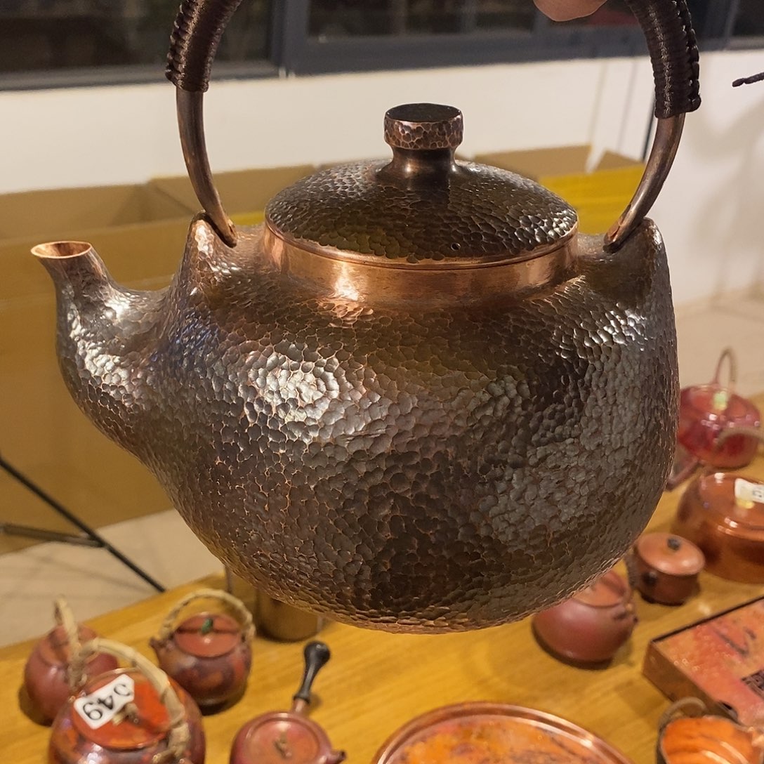 枫***叶口耳一体壶手工锻打工艺