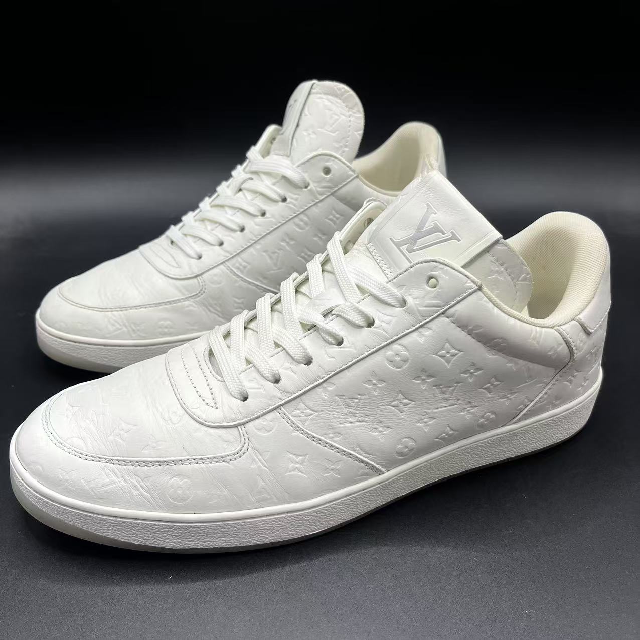 95新 LouisVuitton/路易威登 男士老花压纹白色板鞋40.5码 ca195t
