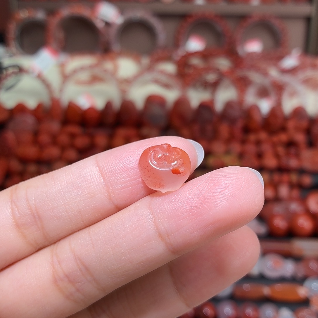 南红玛瑙未镶嵌颈饰如意锁