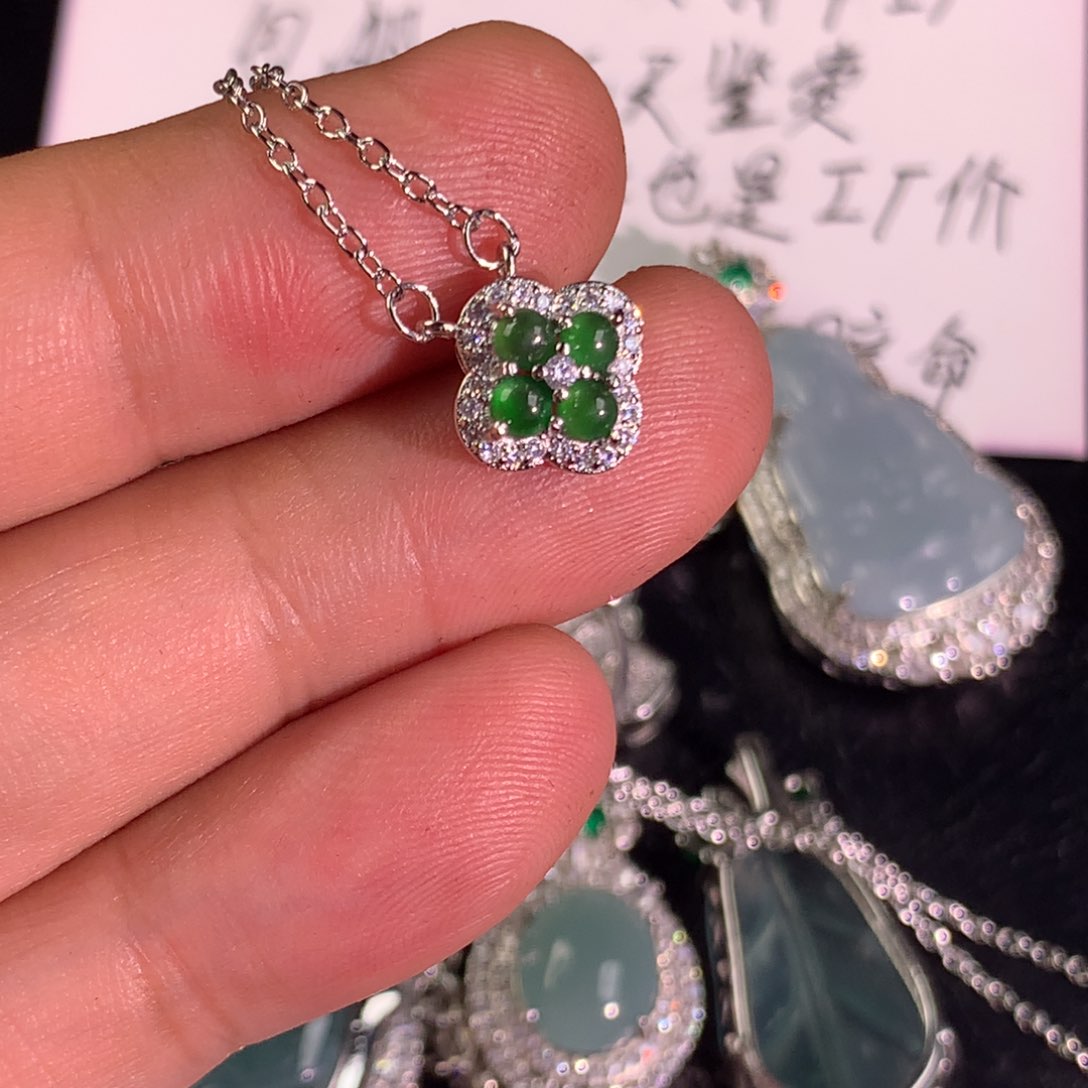 翡翠未镶嵌颈饰四叶草