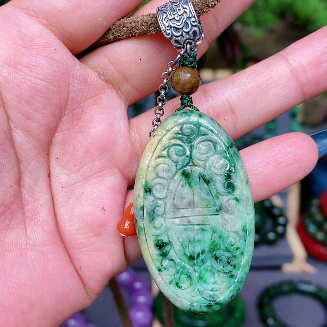 翡翠颈饰未镶嵌漂亮美眉