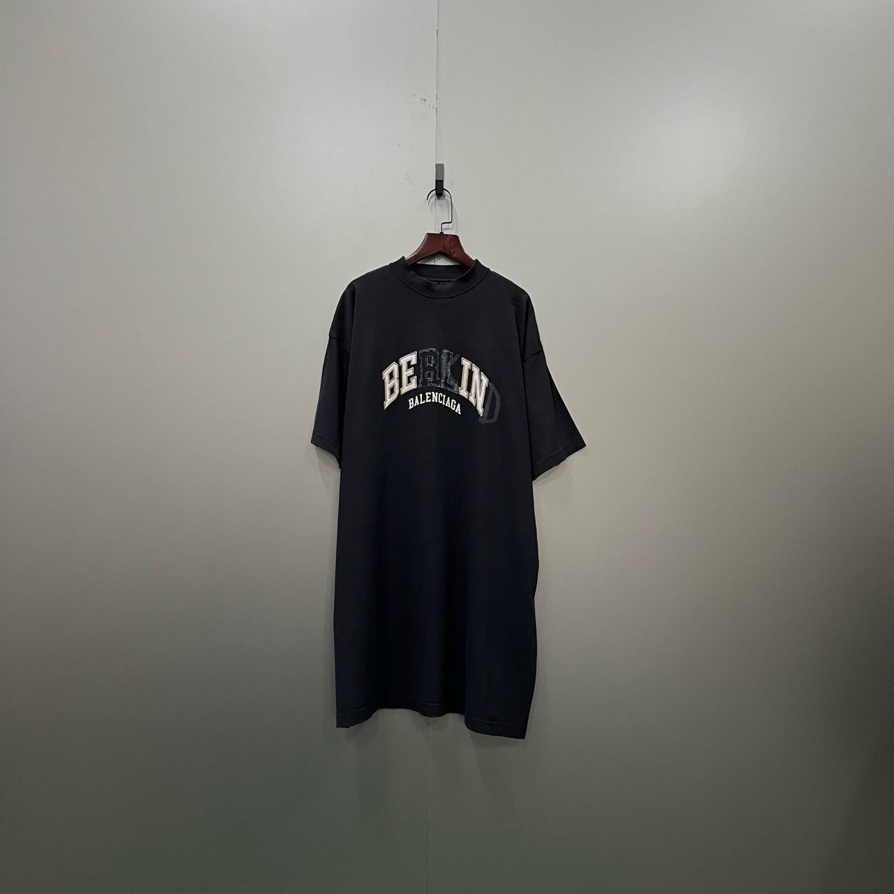 95新 Balenciaga/巴黎世家 巴黎世家 黑色字母刺绣logo短袖