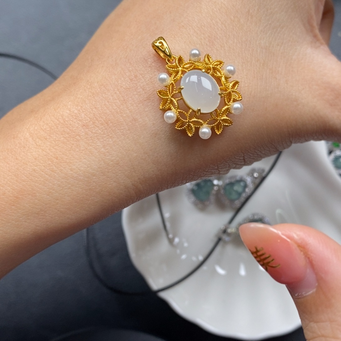 翡翠颈饰未镶嵌旺****.翡翠