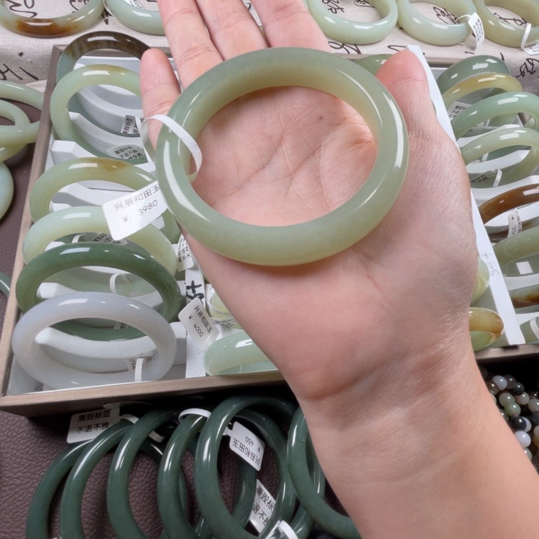 和田玉手镯未镶嵌