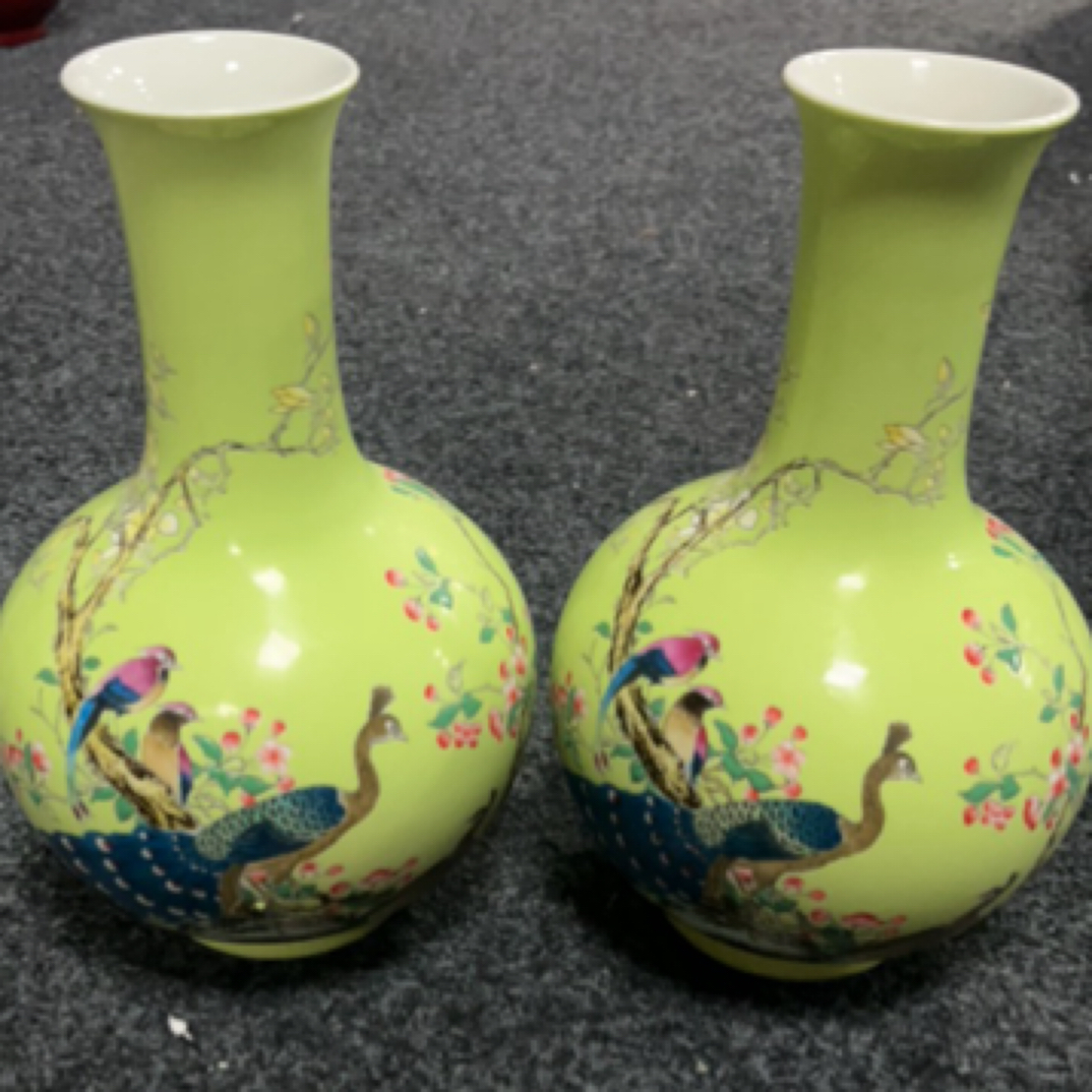 苹果绿孔雀对瓶手绘